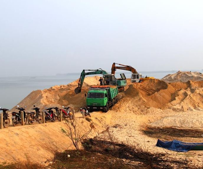 Kiểm tra hoạt động khai thác cát trong hồ Dầu Tiếng 